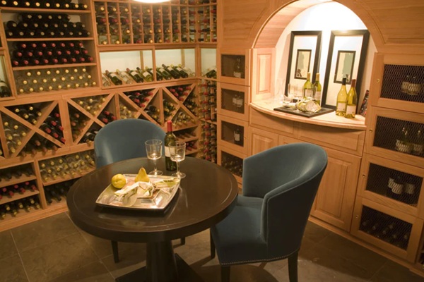 Collection de vins en vitrine